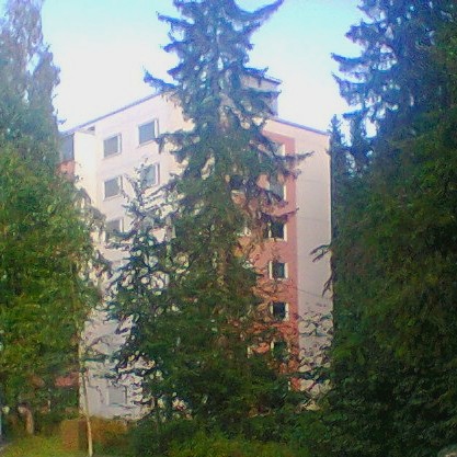 Talo Ahkiotie 4: Valkoinen ulkoseinä, ikkunoiden ympärillä ja parvekkeissa vaaleanpunaista