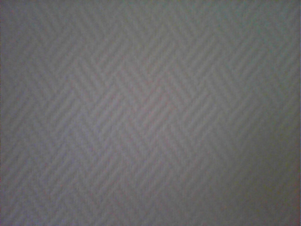 Valkoinen kohokuviotapetti